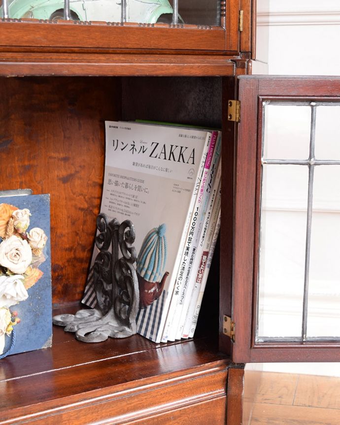 アンティークのキャビネット　アンティーク家具　英国のアンティーク家具、ステンドグラス扉が素敵なスタッキングブックケース。扉の中は収納たっぷりA4サイズの雑誌までしっかり収納出来ちゃう大きさ。(q-2041-f)