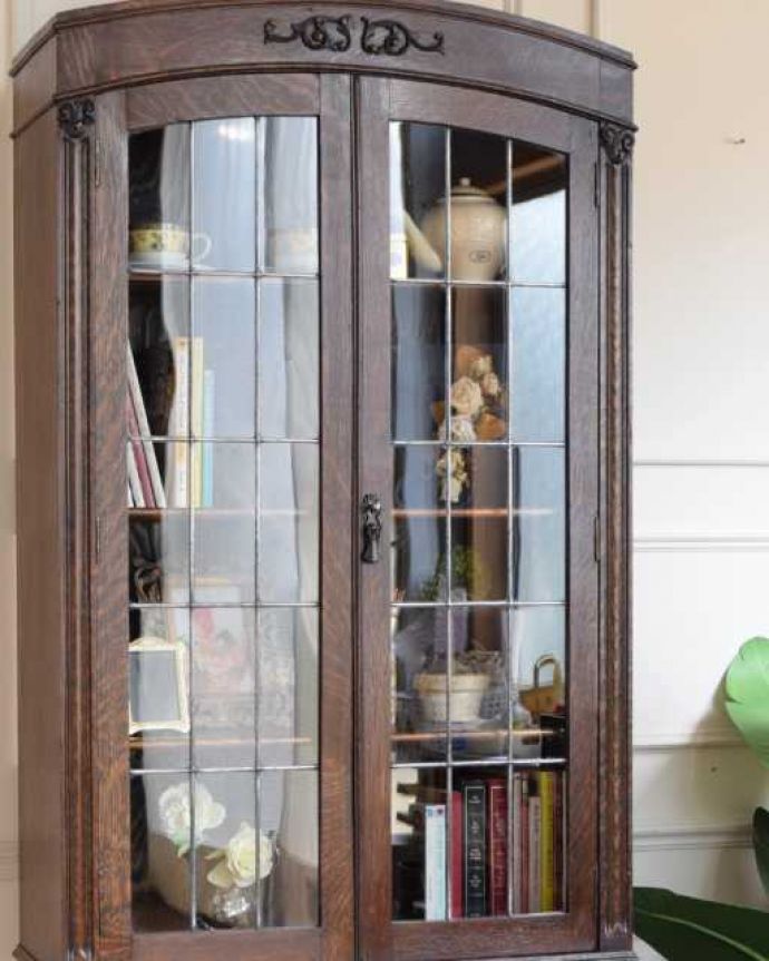 アンティークのキャビネット　アンティーク家具　書斎に使ってみたいアンティーク家具、英国輸入のブックケース（本棚）。まずはステンドグラスを楽しみましょう現代のように機械が発達していない時代に作られたステンドグラス。(q-2045-f)