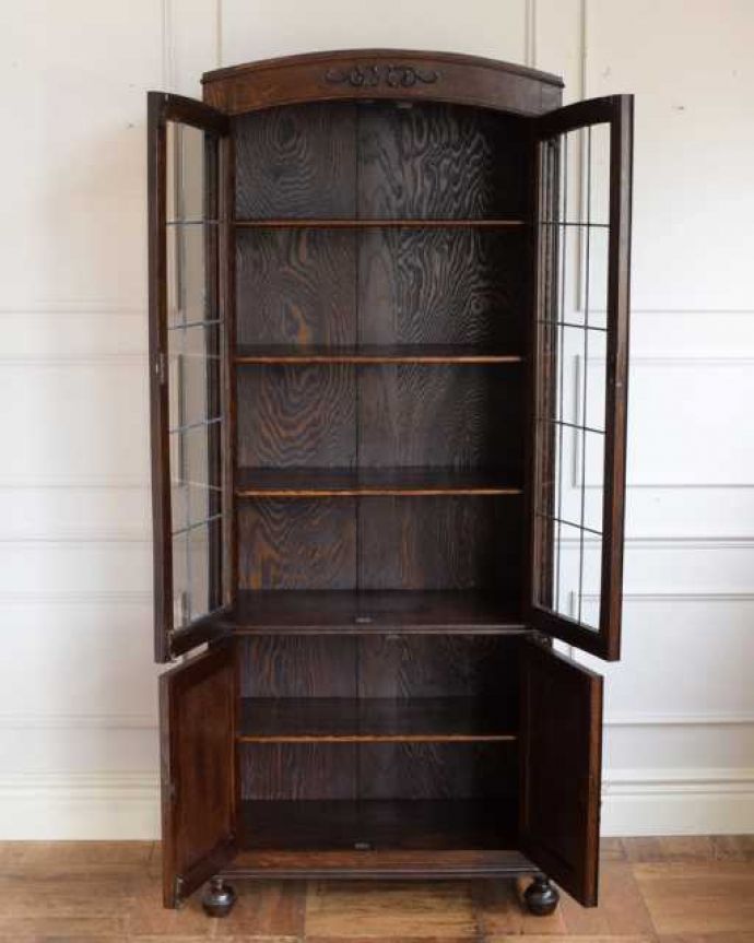 アンティークのキャビネット　アンティーク家具　書斎に使ってみたいアンティーク家具、英国輸入のブックケース（本棚）。扉の中は、しっかりと収納できる棚板重いものもたっぷり収納できる木製の棚板タイプ。(q-2045-f)