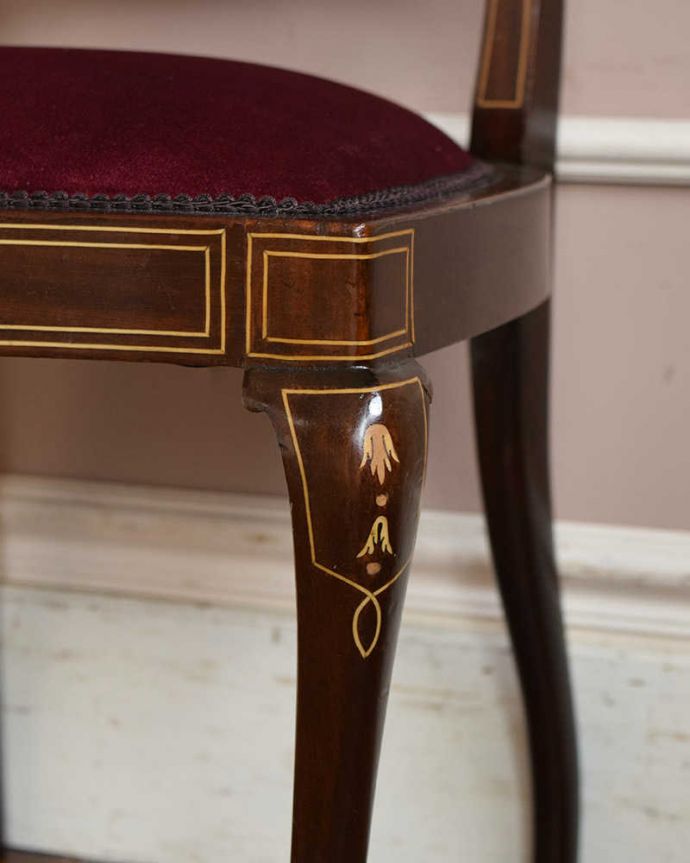 サロンチェア　アンティーク チェア　象嵌が入った貴重な英国アンティークチェア、高級感漂うサロンチェア。座面やアームにも美しい象嵌の装飾が施されています。(q-205-c)