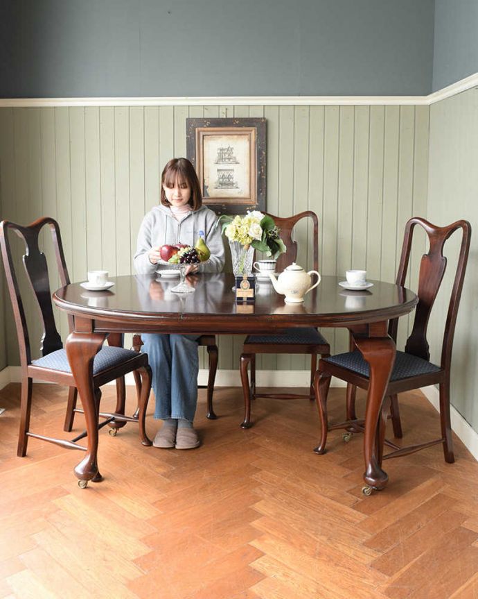 アンティークのテーブル　アンティーク家具　1930年代の英国輸入のアンティーク家具、クイーンアンスタイルのエクステンションテーブル。用途に合わせてサイズを変えれる便利なテーブル使う人の数や用途に合わせて天板を伸ばすことが出来る便利さが人気です。(q-2051-f)