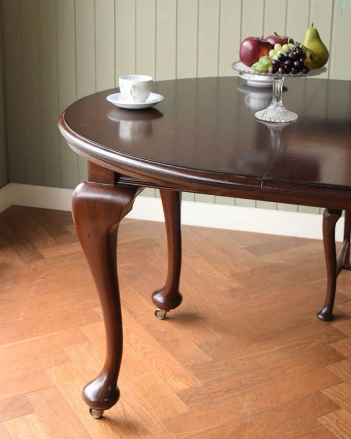 アンティークのテーブル　アンティーク家具　1930年代の英国輸入のアンティーク家具、クイーンアンスタイルのエクステンションテーブル。英国アンティークらしい優雅な佇まいにうっとりアンティークらしい上品な木目とデザインの美しさ。(q-2051-f)