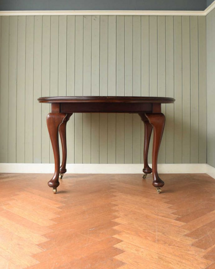 アンティークのテーブル　アンティーク家具　1930年代の英国輸入のアンティーク家具、クイーンアンスタイルのエクステンションテーブル。横から見た姿は…真横から見てみるとこんな感じ。(q-2051-f)