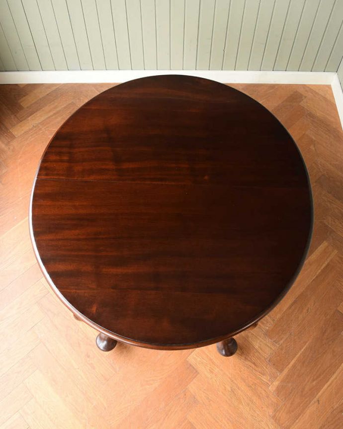 アンティークのテーブル　アンティーク家具　1930年代の英国輸入のアンティーク家具、クイーンアンスタイルのエクステンションテーブル。上から見るとこんな形天板を足す前はこんな形です。(q-2051-f)