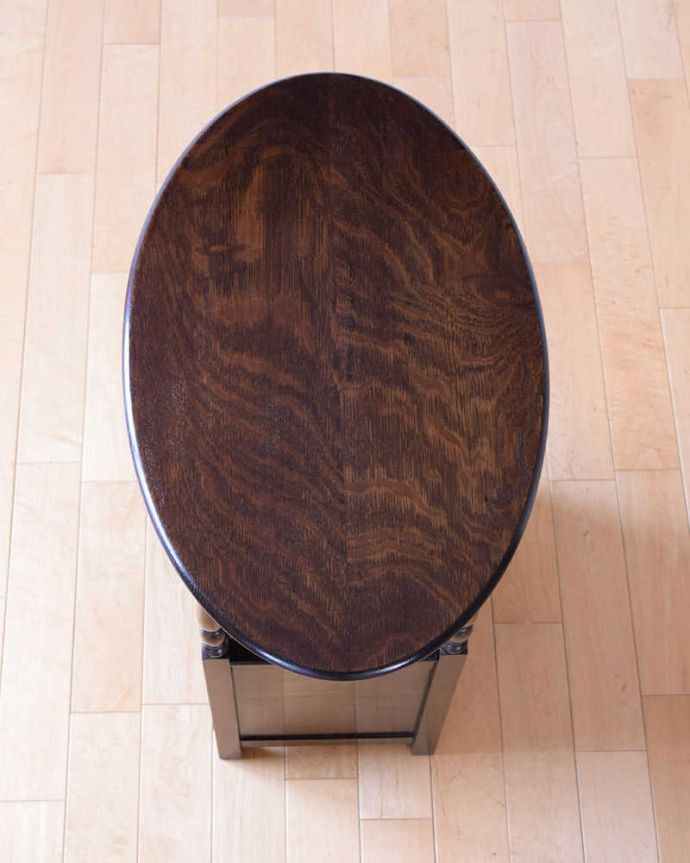 アンティークのテーブル　アンティーク家具　英国のアンティーク家具、収納付きのオケージョナルテーブル。上から見てるとこんな形です。(q-2052-f)