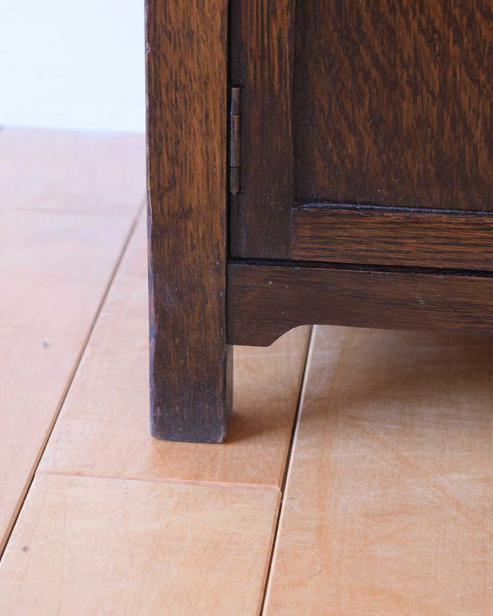 アンティークのテーブル　アンティーク家具　英国のアンティーク家具、収納付きのオケージョナルテーブル。持ち上げなくても大丈夫！Handleのアンティークは、脚の裏にフェルトキーパーをお付けしています。(q-2052-f)