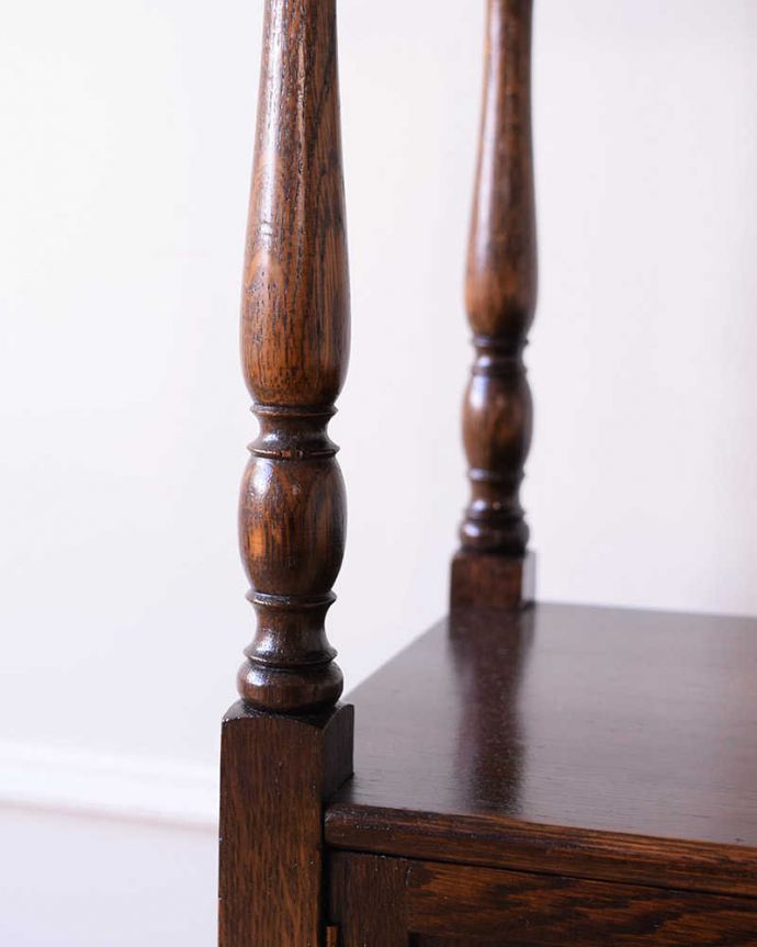 アンティークのテーブル　アンティーク家具　英国のアンティーク家具、収納付きのオケージョナルテーブル。いろんな場所にこだわり彫のデザインもいろいろです。(q-2052-f)