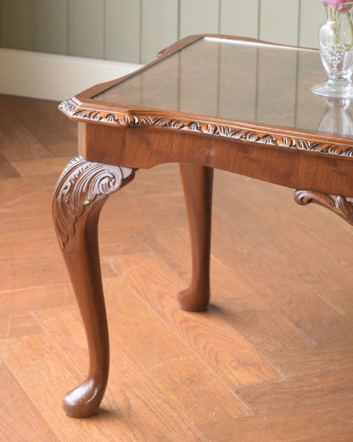 アンティークのテーブル　アンティーク家具　英国のエレガントなアンティーク家具、ガラス天板のコーヒーテーブル。英国らしいデザインのうつくしさにうっとり･･･脚のデザインだけ見ても、アンティークらしさが感じられるんです。(q-2055-f)