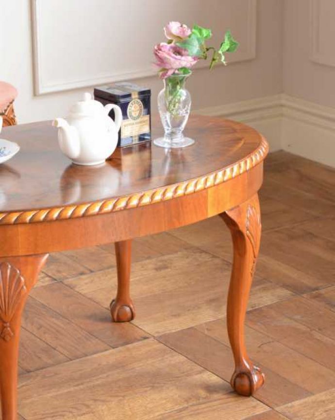 アンティークのテーブル　アンティーク家具　英国から届いたアンティークのテーブル、ウォールナット材のコーヒーテーブル。英国らしいデザインのうつくしさにうっとり･･･脚のデザインだけ見ても、アンティークらしさが感じられるんです。(q-2056-f)