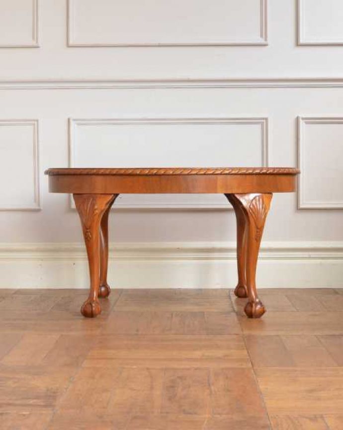 アンティークのテーブル　アンティーク家具　英国から届いたアンティークのテーブル、ウォールナット材のコーヒーテーブル。横から見た姿もステキ横から見るとこんな感じ。(q-2056-f)