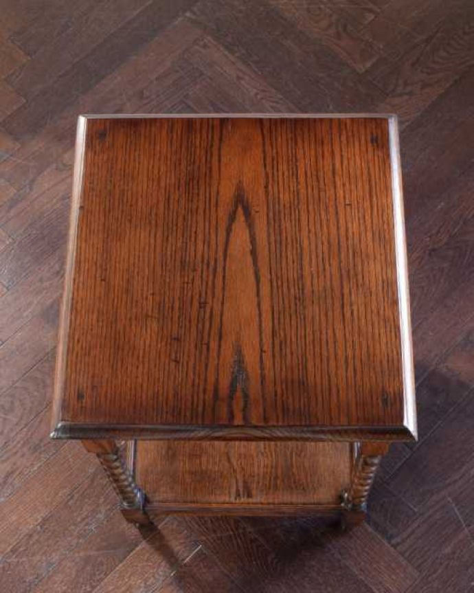 アンティークのテーブル　アンティーク家具　英国輸入のアンティーク家具、珍しい引き出し付きのオケージョナルテーブル。キレイに修復しましたやっぱり気になるテーブルの天板。(q-2057-f)
