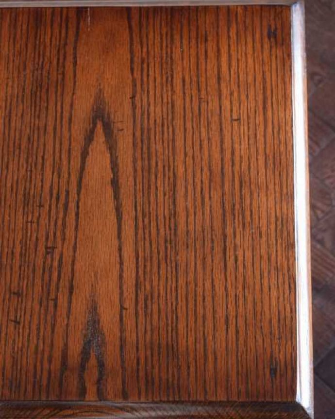 アンティークのテーブル　アンティーク家具　英国輸入のアンティーク家具、珍しい引き出し付きのオケージョナルテーブル。近づいて見てみると･･･天板を見てみるとこんな感じです。(q-2057-f)