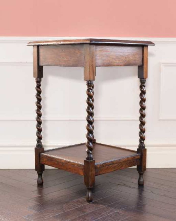 アンティークのテーブル　アンティーク家具　英国輸入のアンティーク家具、珍しい引き出し付きのオケージョナルテーブル。クルッと回転。(q-2057-f)