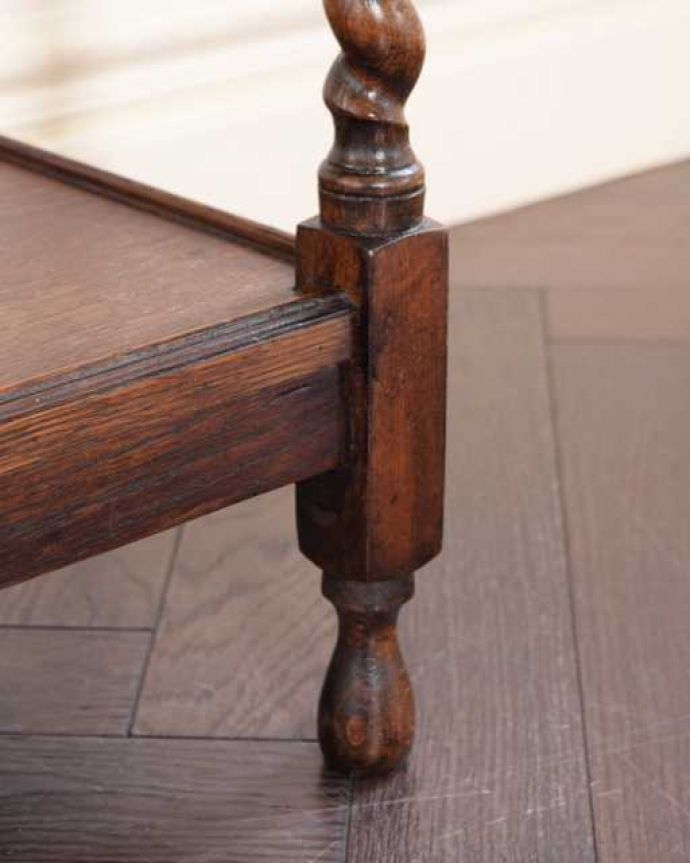 アンティークのテーブル　アンティーク家具　英国輸入のアンティーク家具、珍しい引き出し付きのオケージョナルテーブル。持ち上げなくても大丈夫！Handleのアンティークは、脚の裏にフェルトキーパーをお付けしています。(q-2057-f)