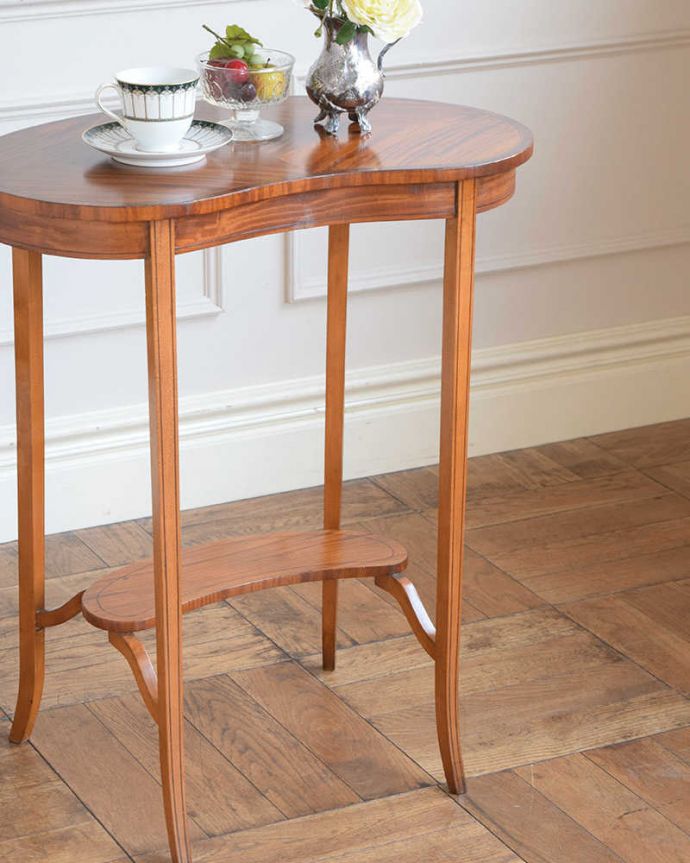 アンティークのテーブル　アンティーク家具　オシャレな空間を作るビーンズ型、アンティークのオケージョナルテーブル。上品で優雅なアンティーク凛とした雰囲気が漂うアンティークらしい立ち姿のテーブル。(q-2058-f)