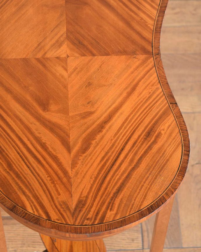 アンティークのテーブル　アンティーク家具　オシャレな空間を作るビーンズ型、アンティークのオケージョナルテーブル。天板を近づいてみると…アンティークだから手に入れることが出来る天板に使われている銘木の美しさにうっとりです。(q-2058-f)