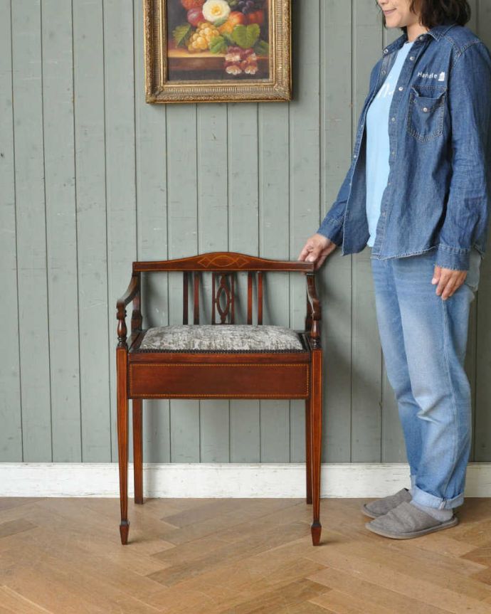 スツール・オットマン　アンティーク チェア　英国輸入のアンティーク椅子、収納付きの美しいピアノスツール。スツールとしてリビングではもちろん、玄関で靴を履く時用として飾っても素敵です。(q-206-c)