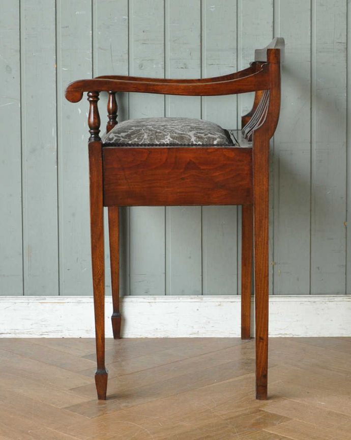 スツール・オットマン　アンティーク チェア　英国輸入のアンティーク椅子、収納付きの美しいピアノスツール。横から見ても綺麗な装飾が楽しめます。(q-206-c)