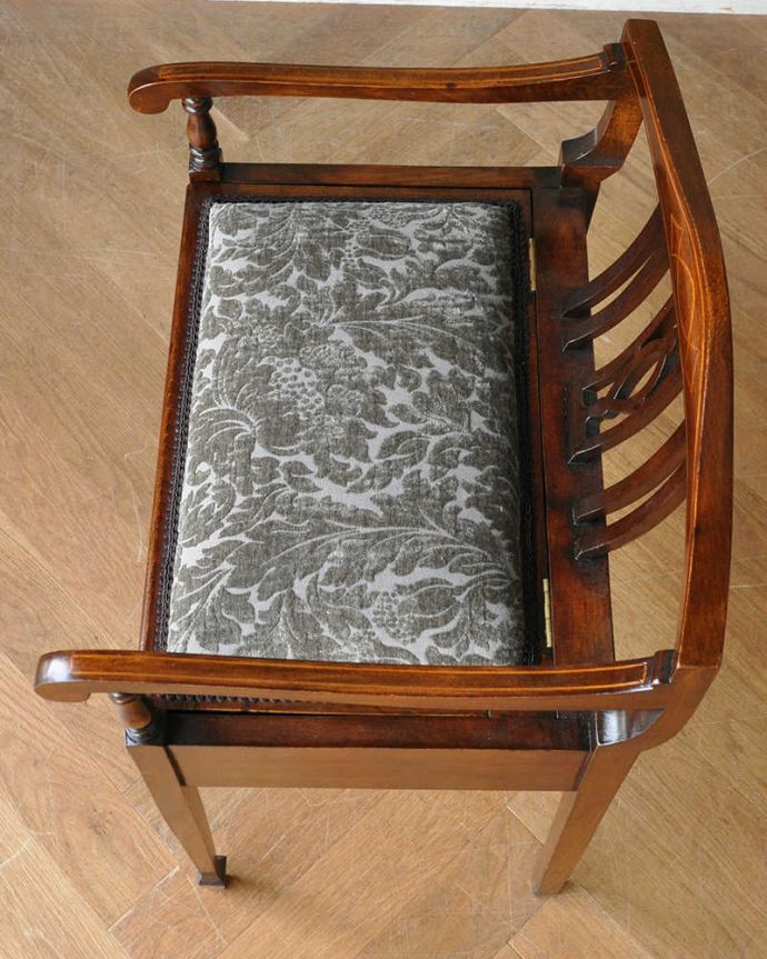 スツール・オットマン　アンティーク チェア　英国輸入のアンティーク椅子、収納付きの美しいピアノスツール。座面には布が貼ってあるので、長時間座っても疲れません。(q-206-c)