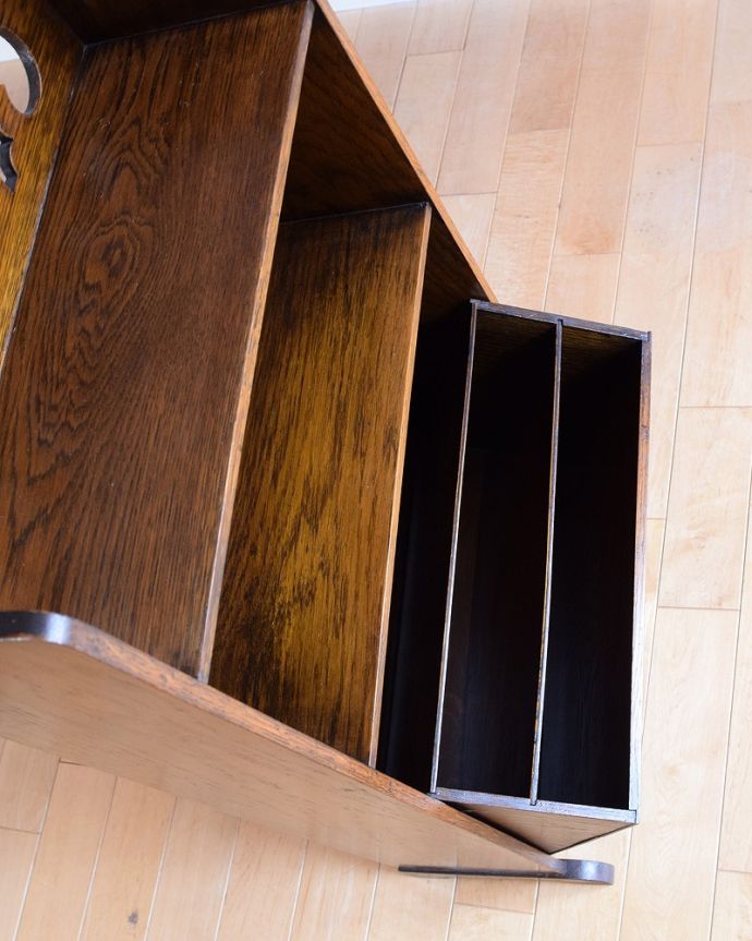 アンティークのキャビネット　アンティーク家具　マガジンラック付きのオープンブックシェルフ（本棚）英国で見つけたアンティーク家具。上から見るとこんな感じです。(q-2062-f)