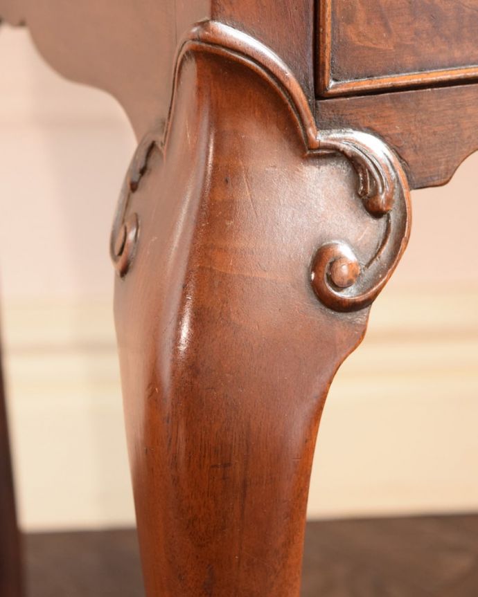 アンティークのチェスト　アンティーク家具　英国輸入のアンティーク家具、テーブルにもなる伸張式のベットサイドチェスト 。うっとりする美しさアンティークだから手に入る美しい彫。(q-2063-f)