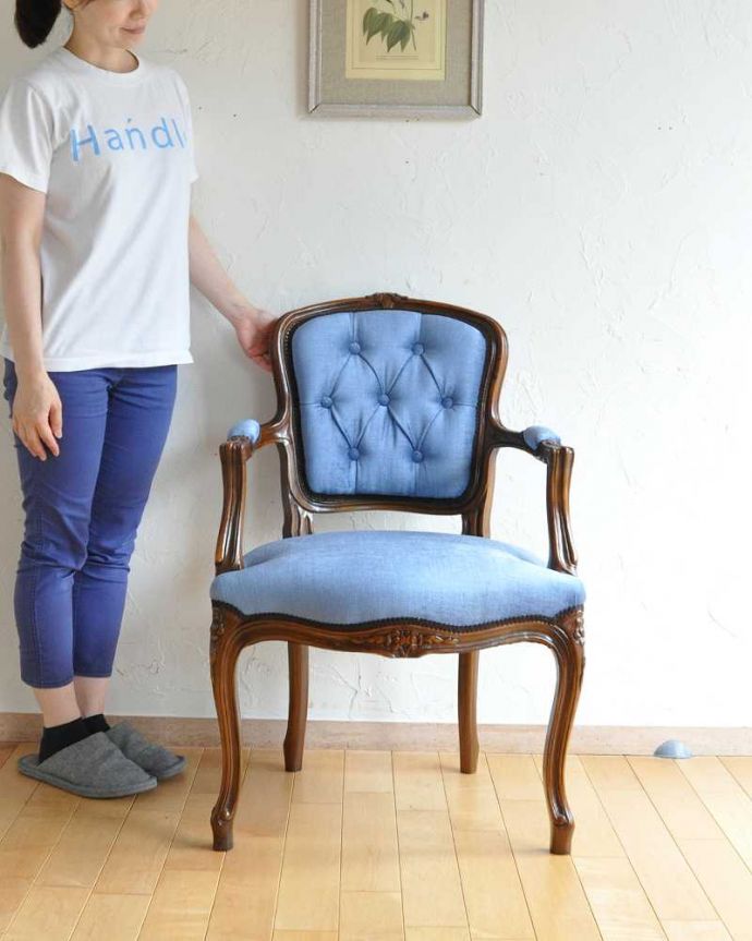 サロンチェア　アンティーク チェア　爽やかなブルーが美しい、ゆったり座れるアンティークアームチェア。フランスらしい優雅さたっぷりのサロンチェアもともとお客さまを招くサロンで使われていた椅子。(q-207-c)