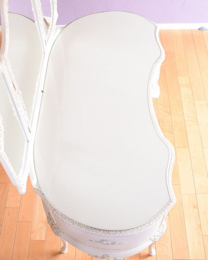 アンティークのドレッサー　アンティーク家具　フランスのアンティーク家具、女性らしいフォルムの三面鏡ドレッサー。天板の形も美しい上から見るとこんな形です。(q-2070-f)