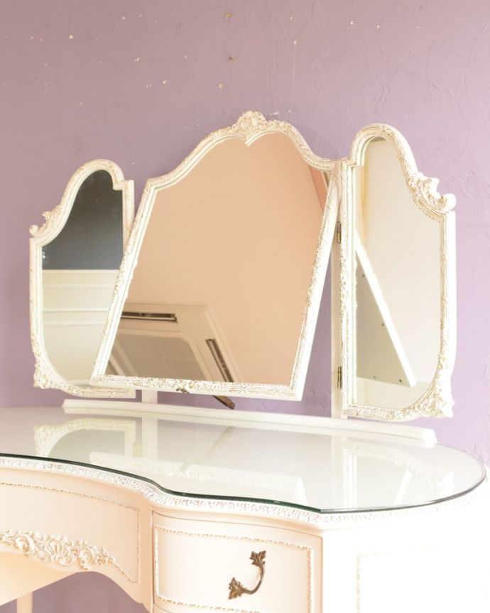 アンティークのドレッサー　アンティーク家具　フランスのアンティーク家具、女性らしいフォルムの三面鏡ドレッサー。美しく映し出してくれる鏡大きな鏡はお部屋を広く見せる効果も。(q-2070-f)