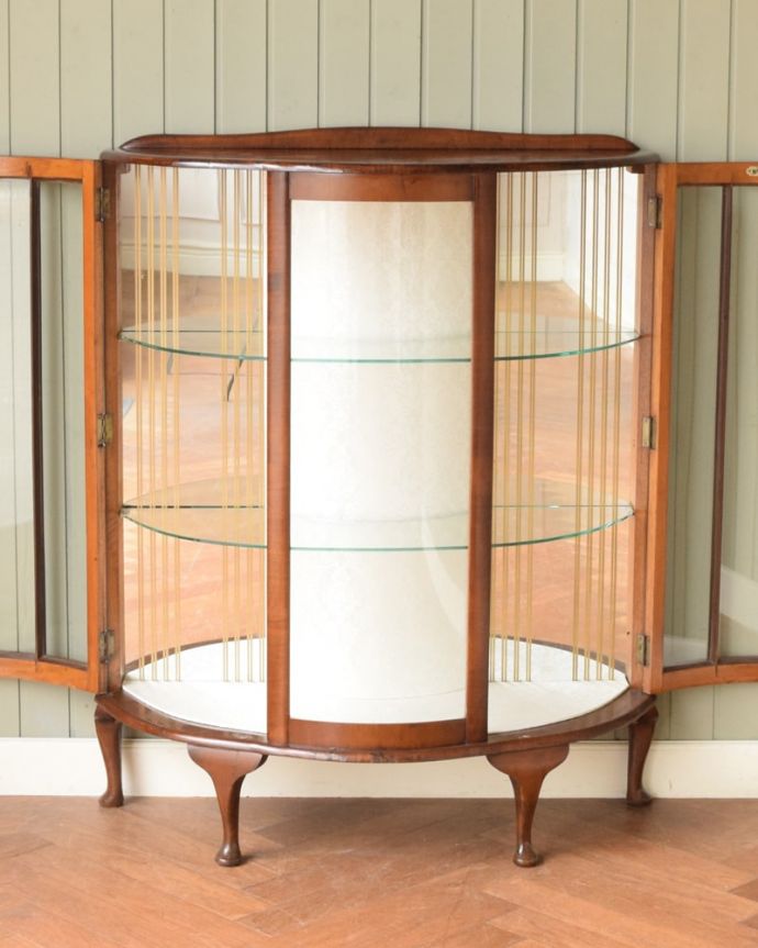 アンティークのキャビネット　アンティーク家具　英国で見つけたウォールナット材のアンティーク家具、美しいガラスのキャビネット。ミラーの効果で、なんだか大きく見えます背板の鏡にキャビネット自身が映し出されて、大きな形のキャビネットに見えちゃうんです。(q-2078-f)