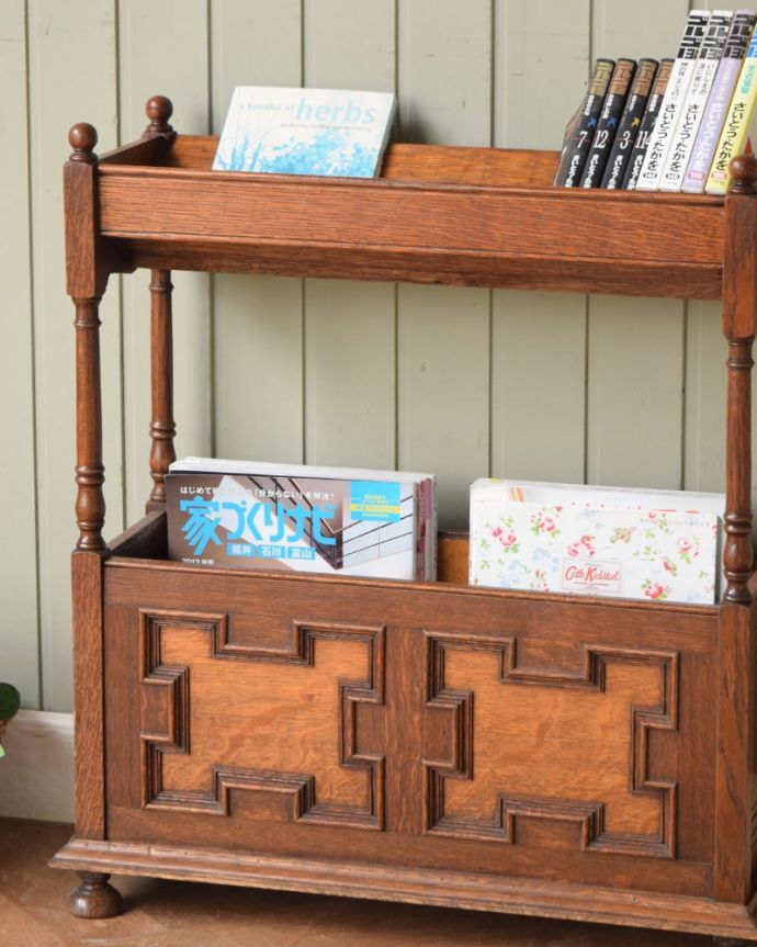 マガジンラック　アンティーク家具　英国のカッコいいアンティーク家具、お洒落なブックラック（本棚）。たっぷりキレイに収納上の段は、文庫本や漫画の背表紙が見えるデザイン。(q-2086-f)