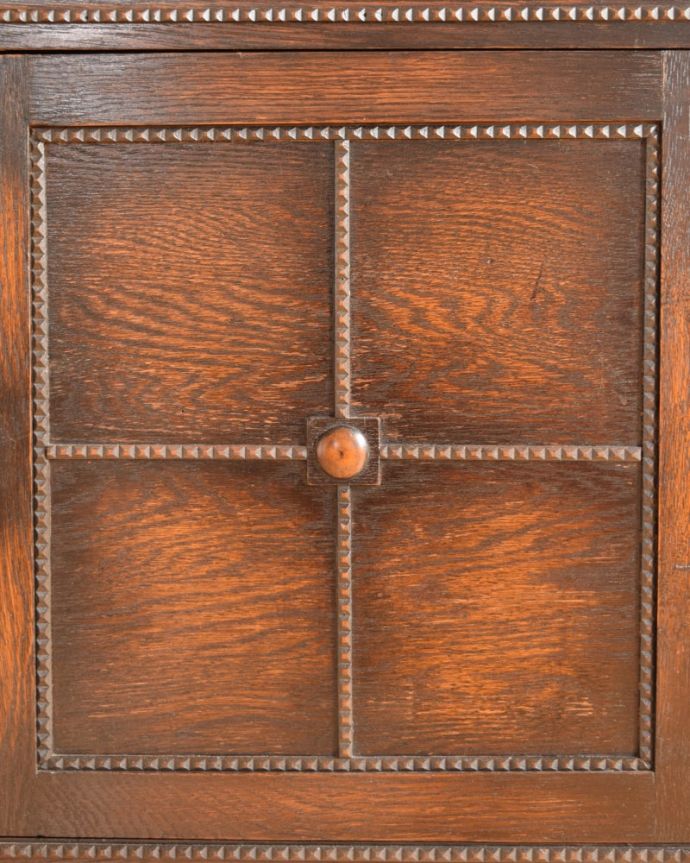 アンティークのキャビネット　アンティーク家具　英国のアンティーク家具、扉の収納が付いたオープンタイプのブックシェルフ（本棚）。英国らしい装飾下扉には、英国家具らしいかっこいい装飾があります。(q-2089-f)