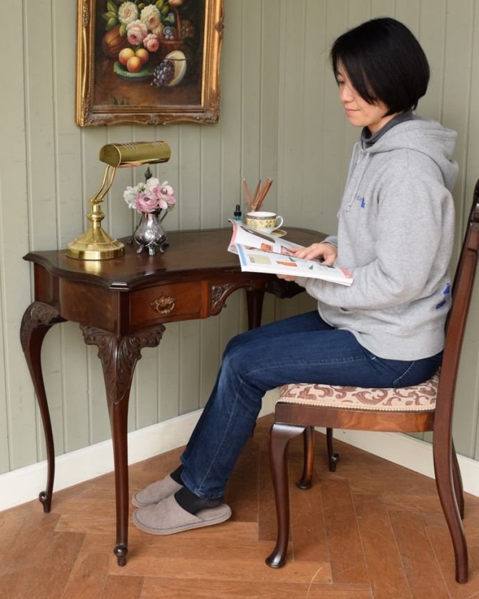 アンティークのデスク・書斎机　アンティーク家具　アンティーク英国で見つけた家具、美しいライティングテーブル（デスク）。自分だけの時間をもっと優雅に･･･ちょっと贅沢な自分だけの場所。(q-2093-f)