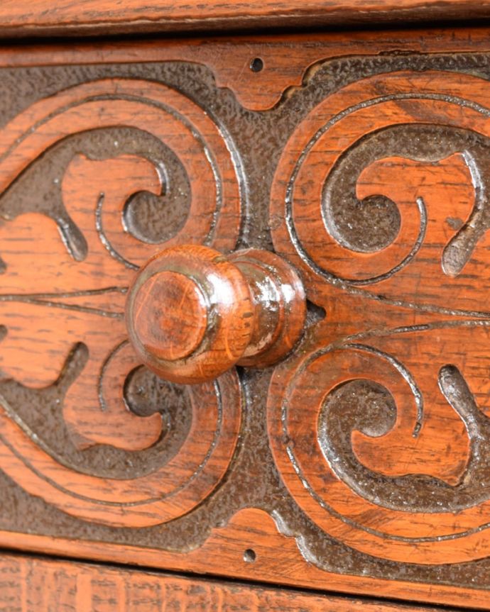 アンティークのキャビネット　アンティーク家具　扉と引き出しが付いた英国のアンティーク家具、カップボードキャビネット。アクセサリーの様な取っ手。(q-2095-f)