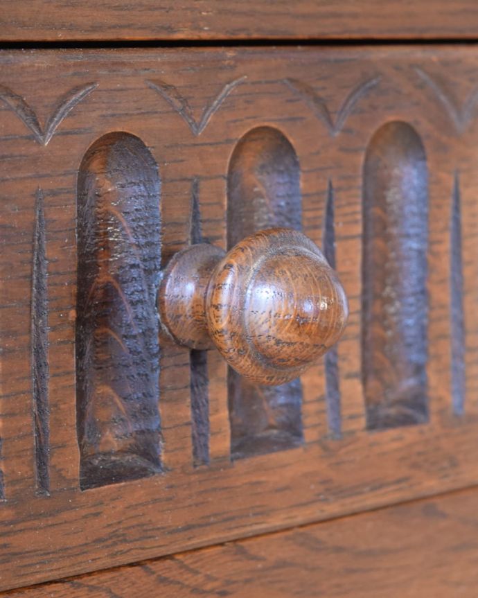 アンティークのキャビネット　アンティーク家具　扉の彫りが重厚な英国のアンティーク家具、カップボードチェスト（食器棚）。アクセサリーの様な取っ手。(q-2096-f)