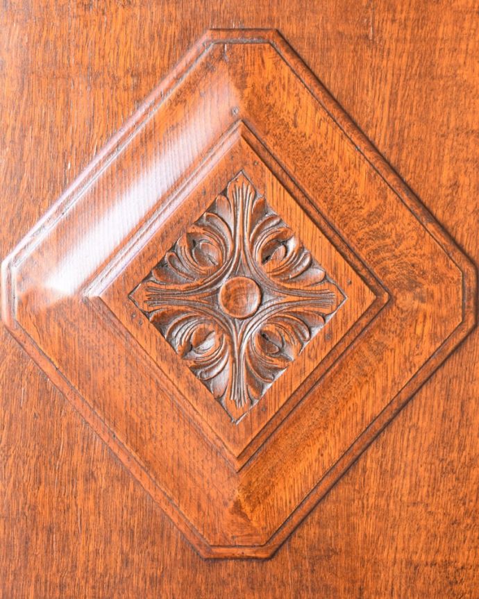 アンティークのキャビネット　アンティーク家具　英国スタイルのアンティーク家具、収納力のある棚付きのワードローブ。扉を彩る装飾やっぱり魅力は扉の装飾。(q-2097-f)