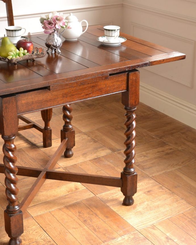 アンティークのテーブル　アンティーク家具　伸長式のアンティークテーブル、英国から届いたドローリーフテーブル。やっぱり目立っちゃう女性らしいツイスト脚ツイスト脚のテーブルはアンティークのデザインの定番中の定番。(q-2098-f)