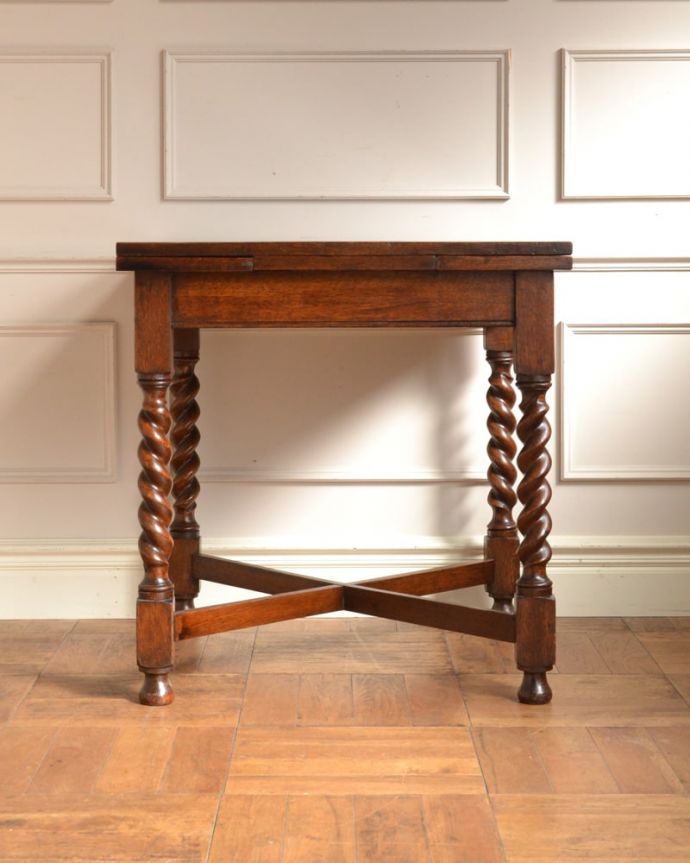 アンティークのテーブル　アンティーク家具　伸長式のアンティークテーブル、英国から届いたドローリーフテーブル。横から見るとこんな感じ真横から見てみるとこんな感じ。(q-2098-f)