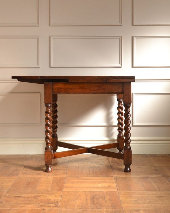 アンティークのテーブル　アンティーク家具　伸長式のアンティークテーブル、英国から届いたドローリーフテーブル。片方だけ開いてもOK片方のリーフだけを開くとこんな感じ。(q-2098-f)