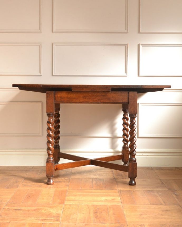 アンティークのテーブル　アンティーク家具　伸長式のアンティークテーブル、英国から届いたドローリーフテーブル。両方開くと大きなサイズ！家族が増えた時やみんなが集まった時、両方のリーフを開けば大きなサイズに。(q-2098-f)