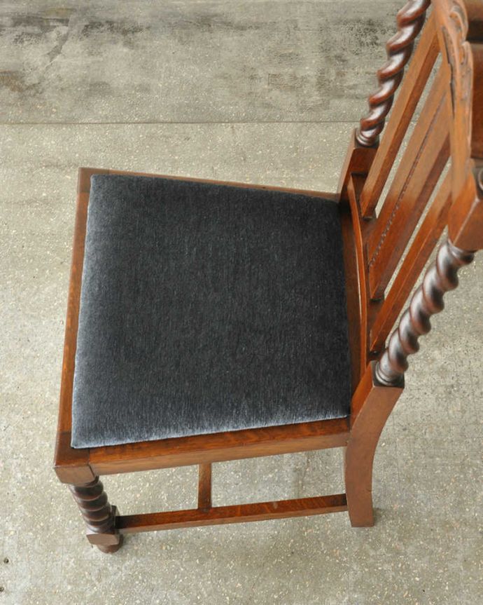 ダイニングチェア　アンティーク チェア　ツイストがたっぷり使われた英国アンティーク椅子、ハイバックのオークチェア。座面を上から見るとこんな感じ座面は布貼りなので、長時間座っても疲れません。(q-210-c)