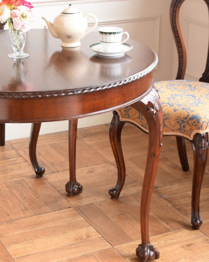アンティークのテーブル　アンティーク家具　かなりめずらしい丸い形のアンティークテーブル、クロウ＆ボウルのダイニングテーブル。英国アンティークらしい佇まいアンティークらしい落ち着いた美しさのデザイン。(q-2100-f)