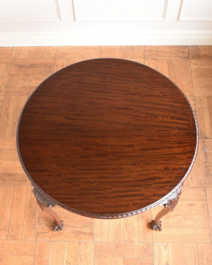 アンティークのテーブル　アンティーク家具　かなりめずらしい丸い形のアンティークテーブル、クロウ＆ボウルのダイニングテーブル。天板もキレイに修復しましたテーブルの主役はやっぱり天板。(q-2100-f)