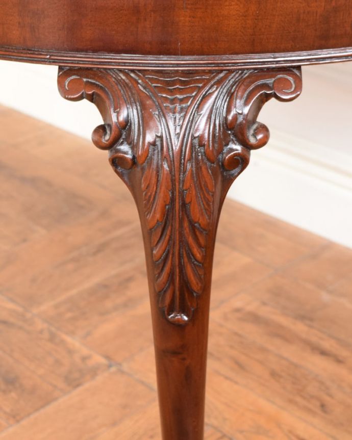 アンティークのテーブル　アンティーク家具　かなりめずらしい丸い形のアンティークテーブル、クロウ＆ボウルのダイニングテーブル。うっとりする美しさアンティークだから手に入る美しい彫。(q-2100-f)