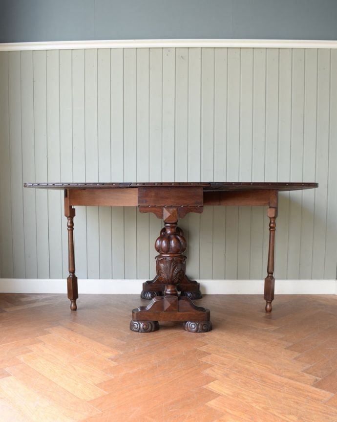 アンティークのテーブル　アンティーク家具　英国アンティーク家具、重厚なバルボスレッグが美しいアンティークゲートレッグテーブル。両方開けば大きなサイズゲートレッグテーブルはゲートが開くように作られた脚のデザインも印象的。(q-2101-f)
