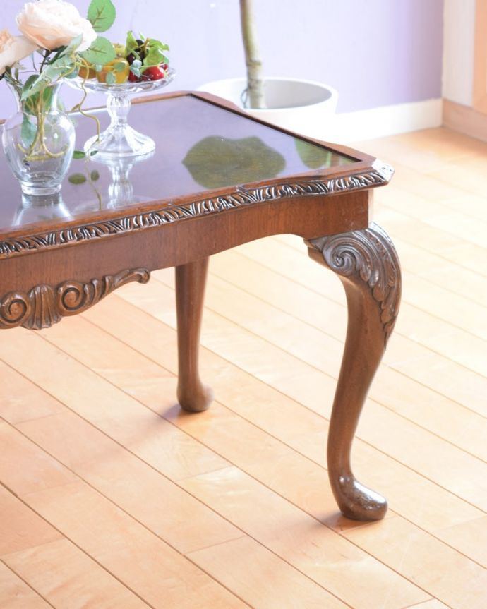 アンティークのテーブル　アンティーク家具　美しい木目のアンティーク家具、ガラストップの優雅なコーヒーテーブル。英国らしく凝った彫りの入った脚脚だけを見ても、アンティークらしさが感じられる凝った彫。(q-2102-f)