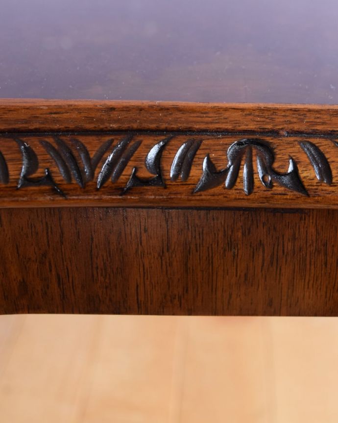 アンティークのテーブル　アンティーク家具　美しい木目のアンティーク家具、ガラストップの優雅なコーヒーテーブル。うっとりする美しさアンティークだから手に入る美しい彫。(q-2102-f)