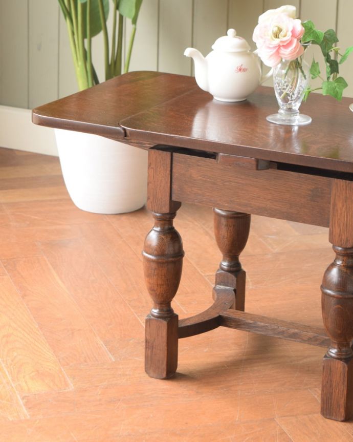アンティークのテーブル　アンティーク家具　英国の便利なアンティーク家具、小さな伸長式のコーヒーテーブル。カッコよく目立つデザインの脚彫がカッコイイバルボスレッグが一番の特徴。(q-2103-f)