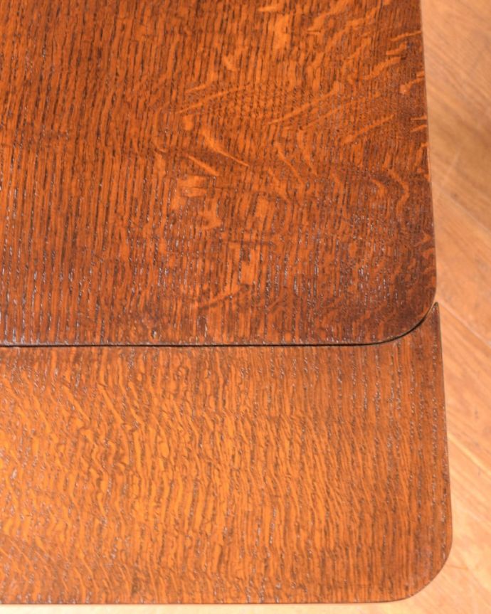 アンティークのテーブル　アンティーク家具　英国の便利なアンティーク家具、小さな伸長式のコーヒーテーブル。近づいて見てみると…アンティークはもちろん新品ではないので小さなキズや汚れはありますが、キレイにお直ししたので満足して頂ける自信があります！。(q-2103-f)