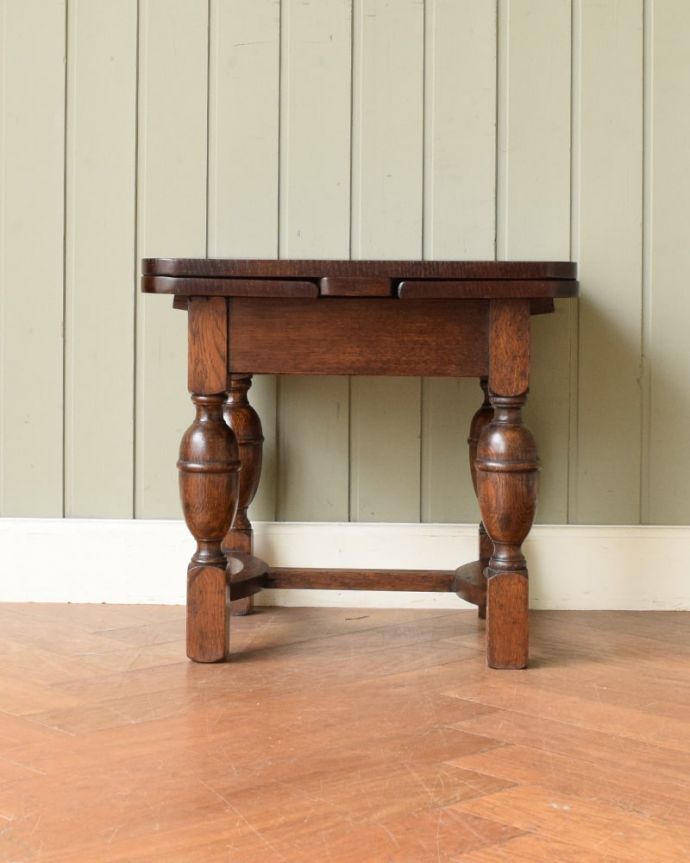 アンティークのテーブル　アンティーク家具　英国の便利なアンティーク家具、小さな伸長式のコーヒーテーブル。横から見てもステキサイドから見てみると、こんな感じで美しいです。(q-2103-f)