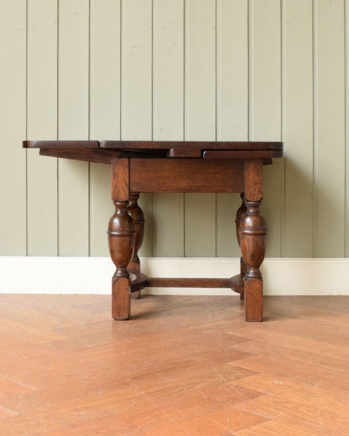 アンティークのテーブル　アンティーク家具　英国の便利なアンティーク家具、小さな伸長式のコーヒーテーブル。片方だけ開いてもOK片方のリーフだけを開くとこんな感じ。(q-2103-f)